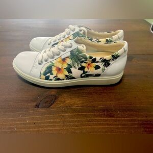 Size 4 Excellent condition Size 4 US